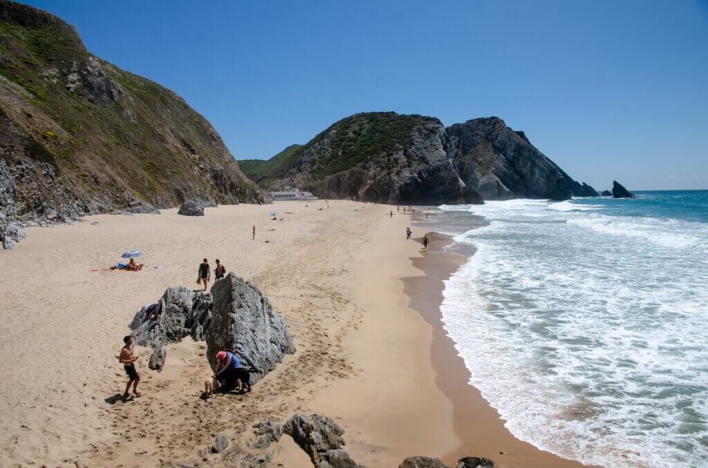 Découvrez la plage sauvage Adraga près de Lisbonne, à Sintra ©BeachSearcher 