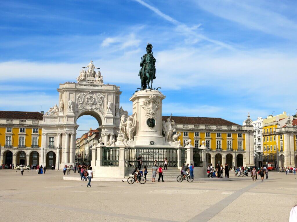 Découvrez l'Arc de Triomphe da Rua Augusta et la statue équestre du Roi José I ©Wikipédia