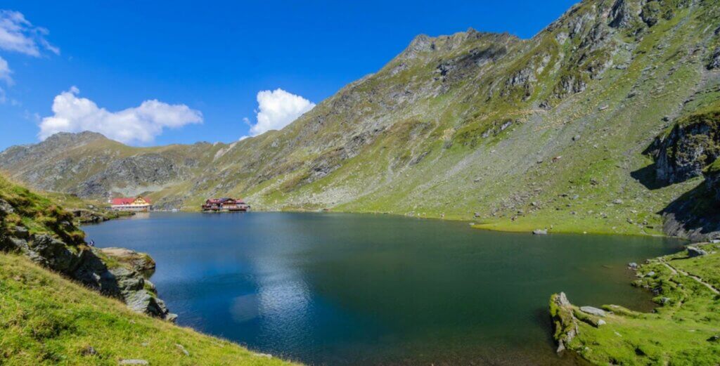Reposez-vous au bord du Lac Bâlea en Roumanie ©The Outsiders Travel