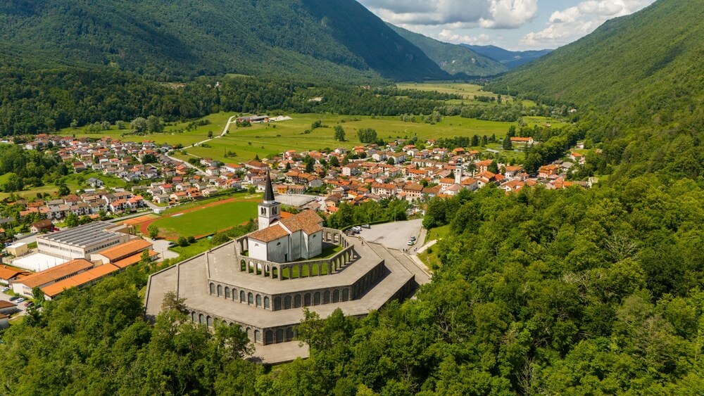La ville de Kobarid et la Charnel House, au sein des Alpes Juliennes ©Shutterstock