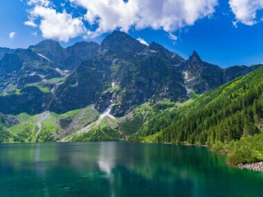 Découvrez le superbe Morskie Oko, le grand lac du Parc National des Tatras, en Pologne ©Shutterstock