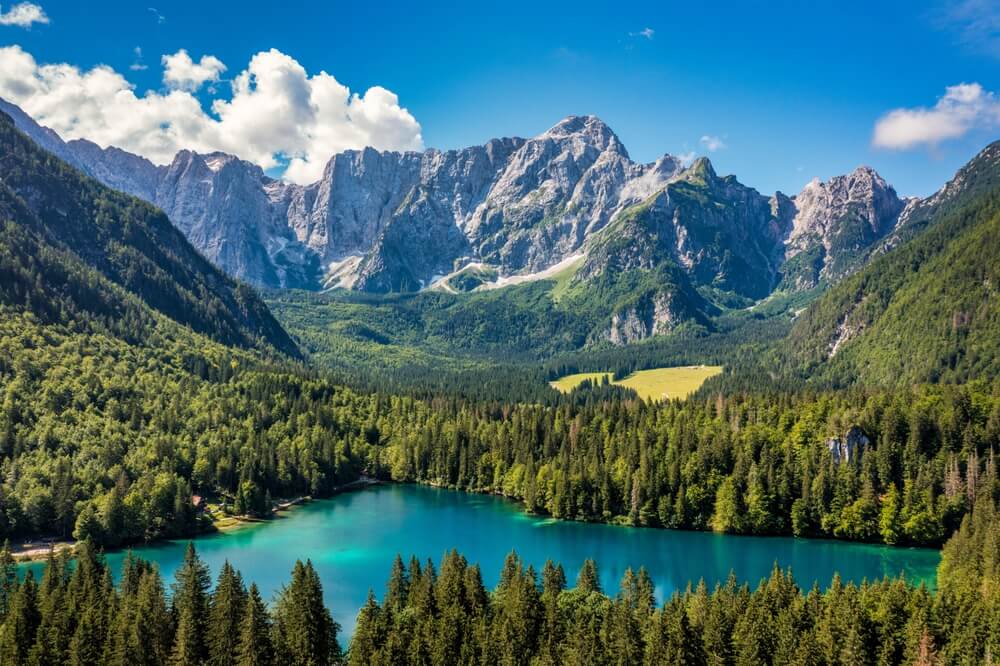Lac pittoresque Lago Fusine avec pic le Mangart à Tarvisio dans les Alpes Juliennes italiennes ©Shutterstock
