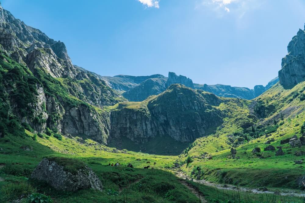 En Roumanie, arpentez et randonnez dans les Monts Bucegi  ©Shutterstock