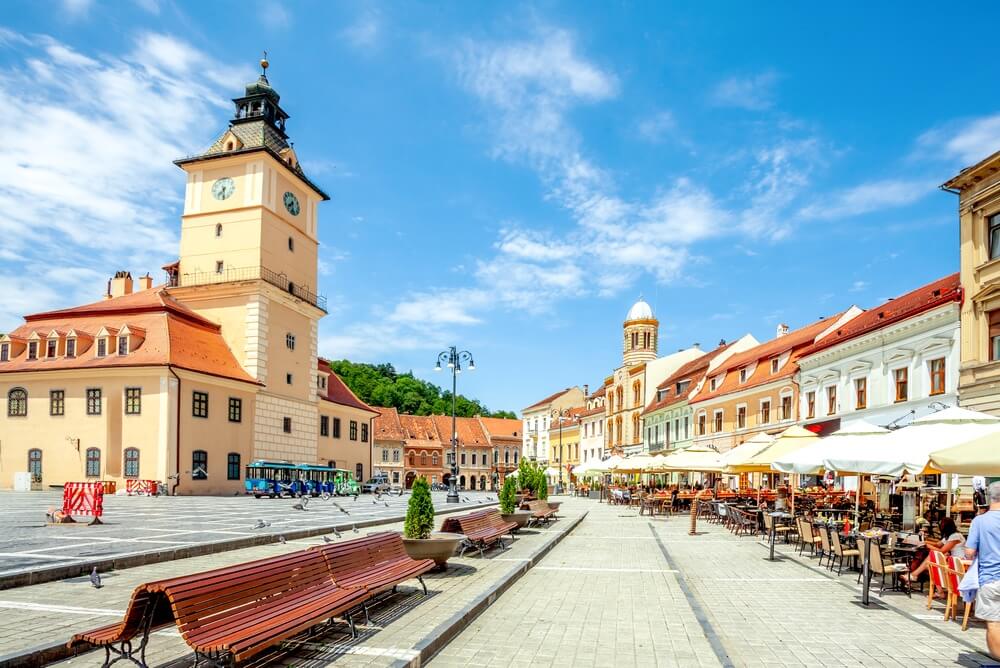 Visitez les boutiques et restaurants de La Place du Conseil à Brașov ©Shutterstock