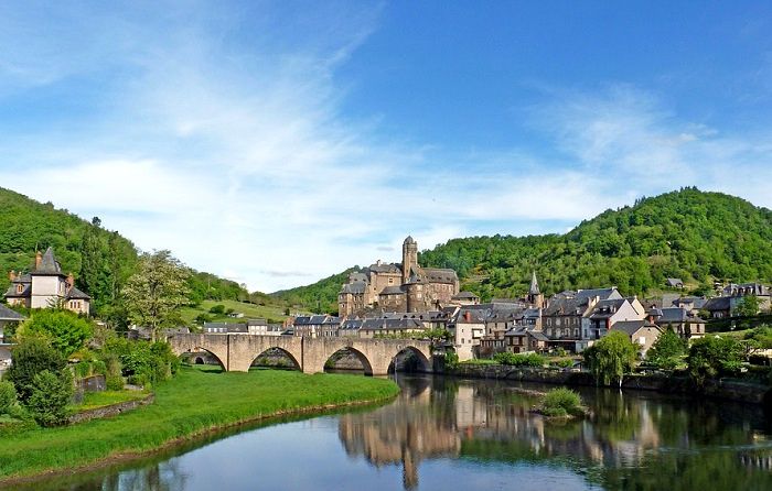 Découverte du village d’Estaing pendant votre randonnée en Aveyron © Toploc
