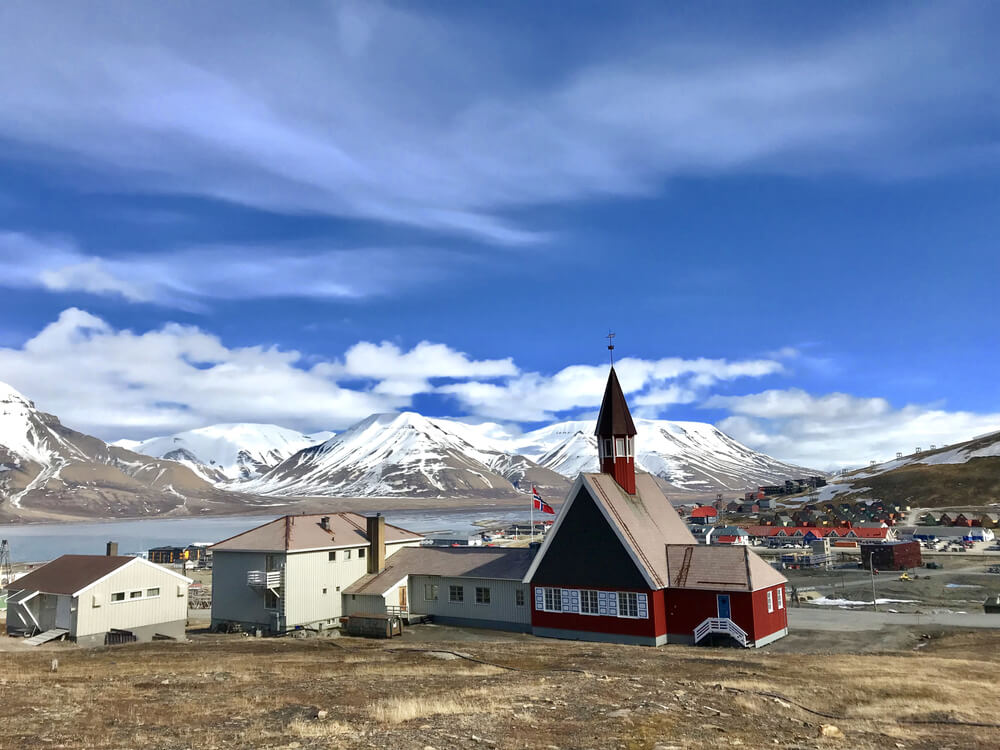 Une église présente entre les glaciers et les montagnes des Svalbard ©Shutterstock