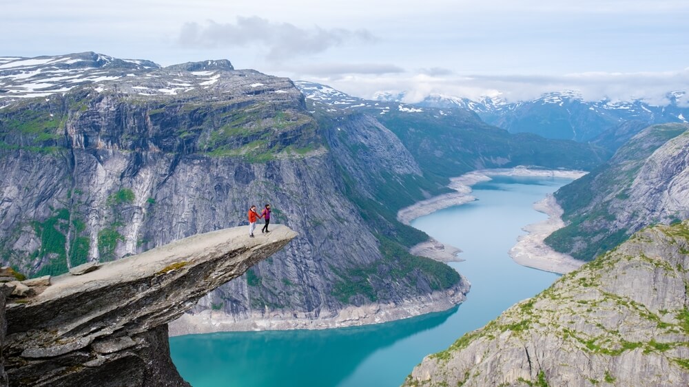 Le Trolltunga et son fabuleux décor entre falaise et lac norvégien ©Shutterstock