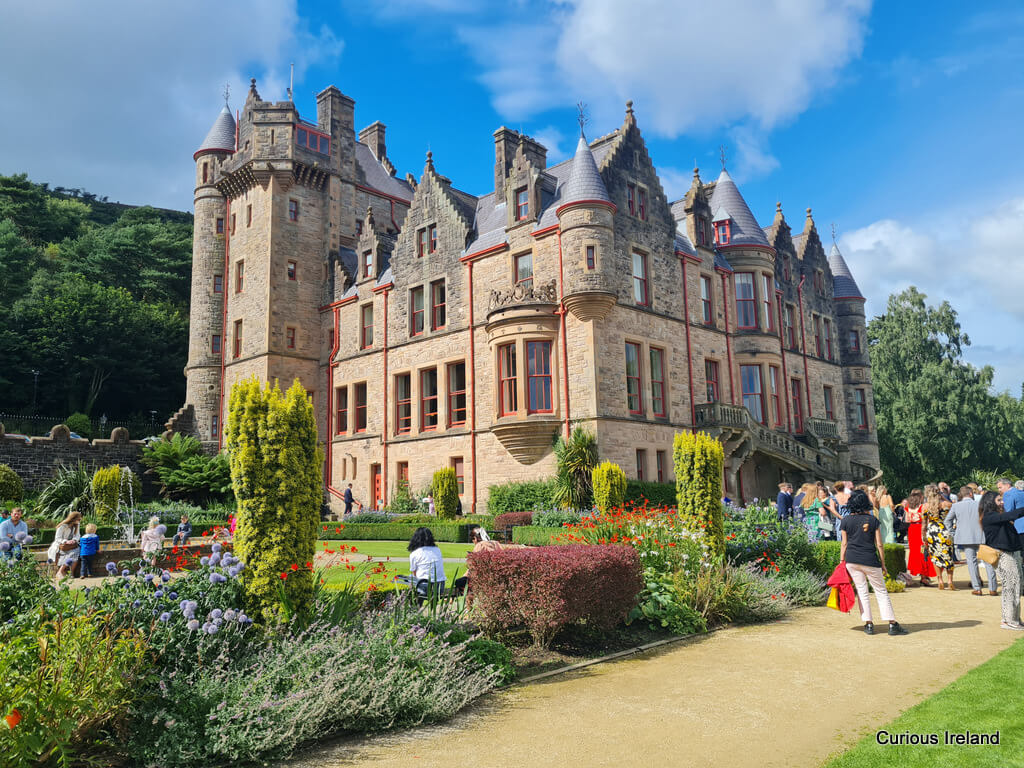 Le château de Belfast perché dans les hauteurs de la ville ©Curious Ireland