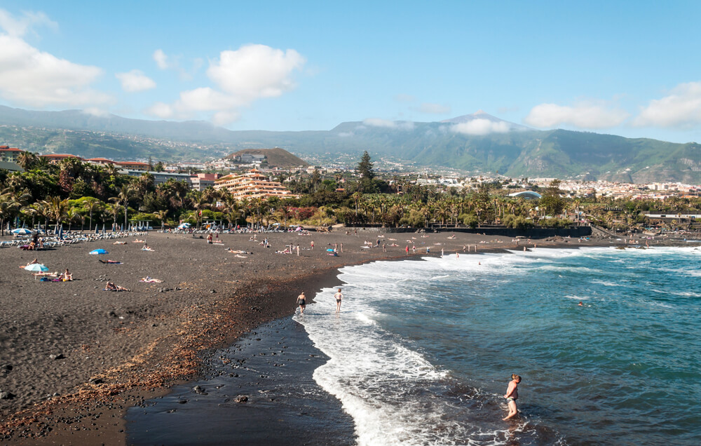 Un spectacle unique à Tenerife, les plages de sable noir ©Shutterstock