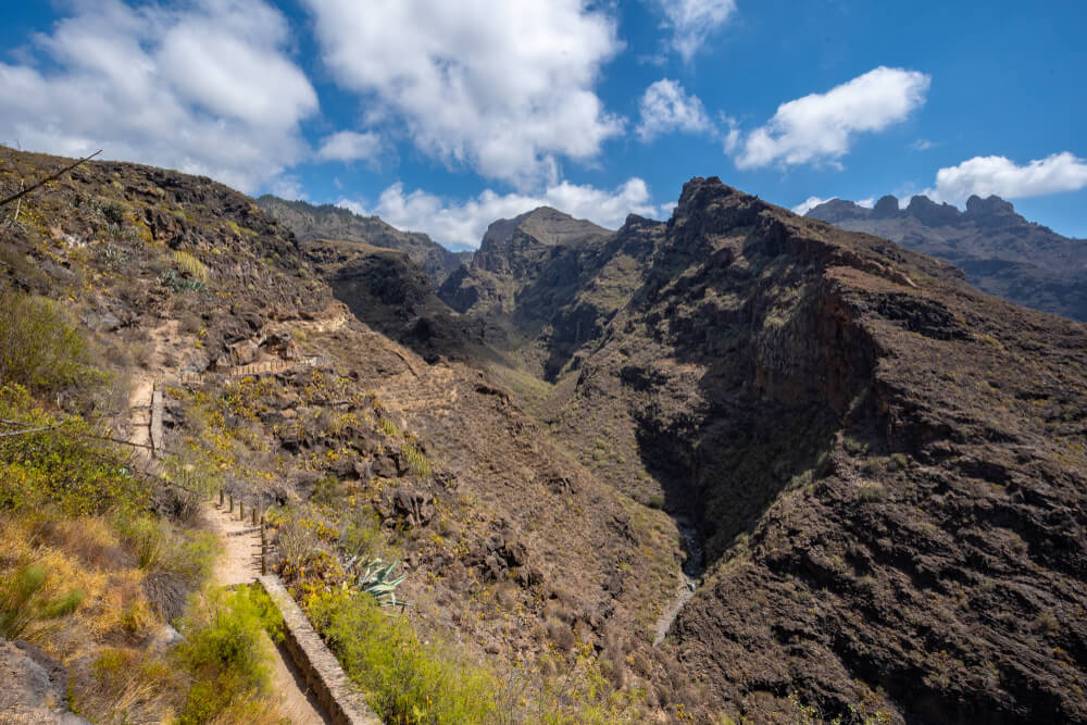 Arpentez les montagnes dans une randonnée sportive, en suivant le sentier du Barranco del Infierno ©Shutterstock