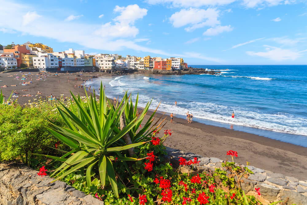 La plage et la ville au bord de mer de Puerto de la Cruz à Tenerife ©Shutterstock