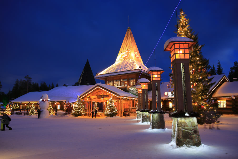 En Laponie, découvrez le village du Père Noël sous la neige ©Shutterstock