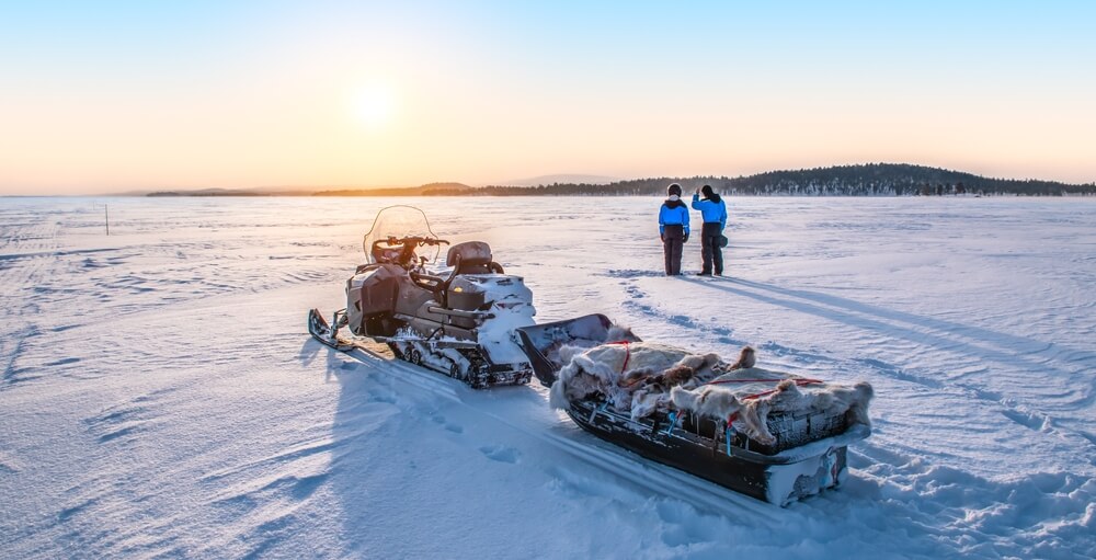 Pratiquez de la motoneige en Laponie sur le lac gelé Inari ©Shutterstock