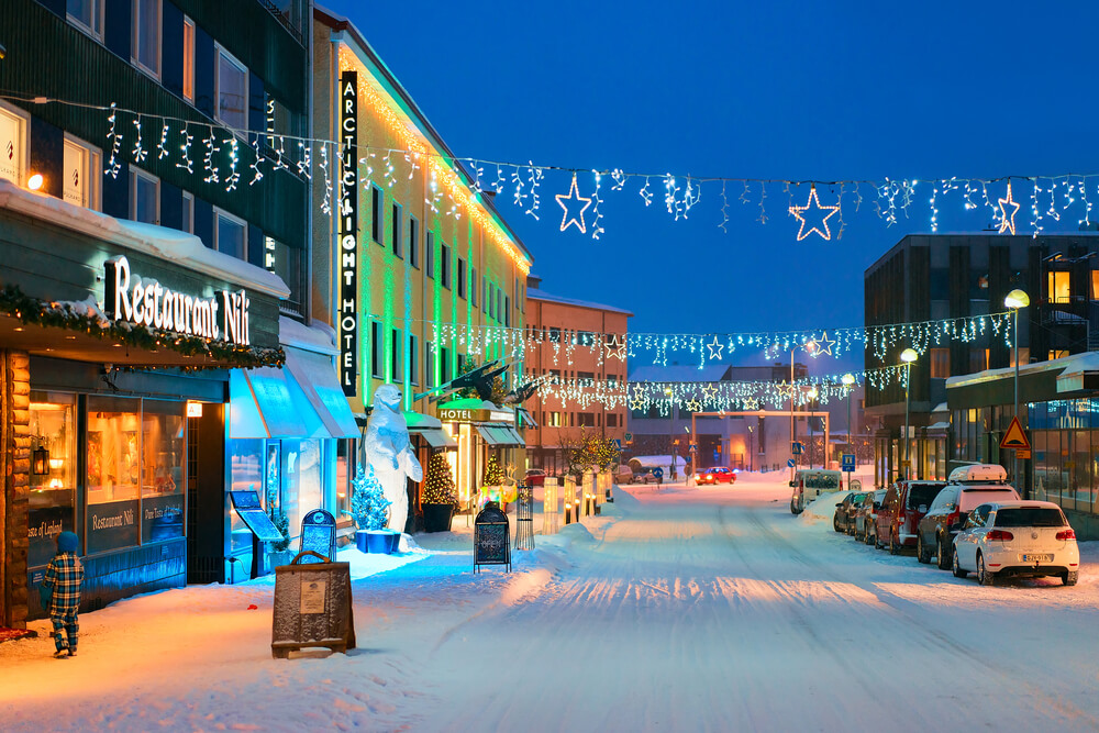Traversez et visitez la rue commerçante Lordi Square à Rovaniemi en Laponie ©Shutterstock