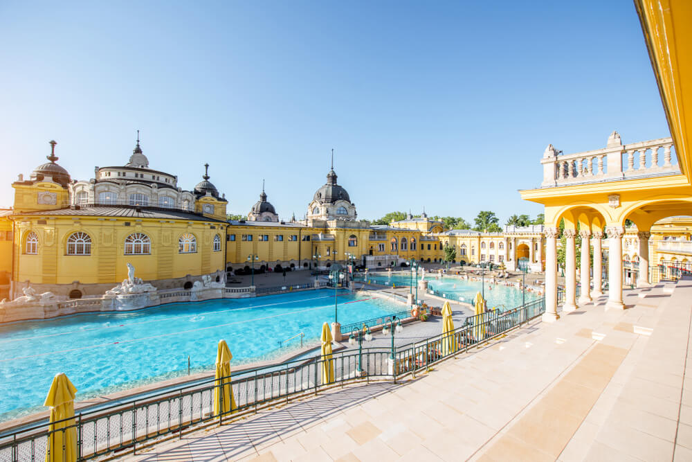 Faites une cure dans les thermes de Budapest, en plein air ©Shutterstock