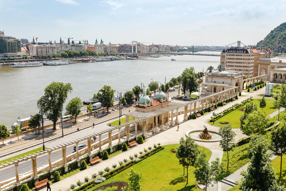 Le Bazar du jardin du Château, un espace de détente au bord du Danube et du château de Buda ©Shutterstock
