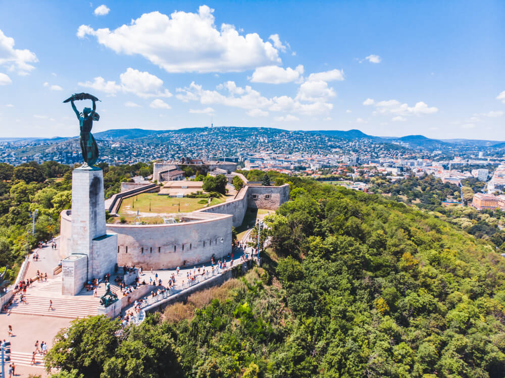 L'impressionnante citadelle et statue de la Liberté de la colline Gellért à Budapest ©Shutterstock