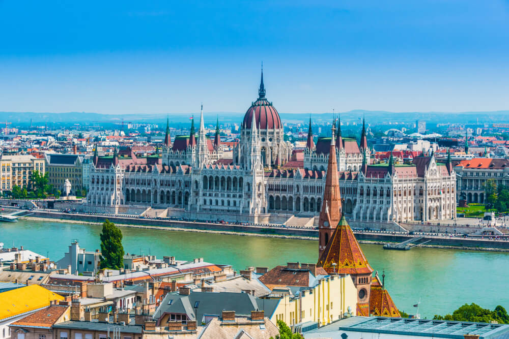 Le Parlement hongrois, au bord du Danube ©Shutterstock