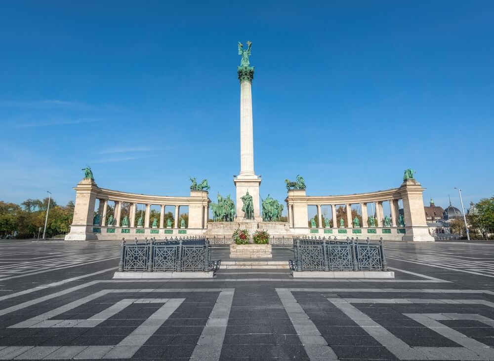 La place de Héros, décoré par le Monument du Millénaire ©Shutterstock