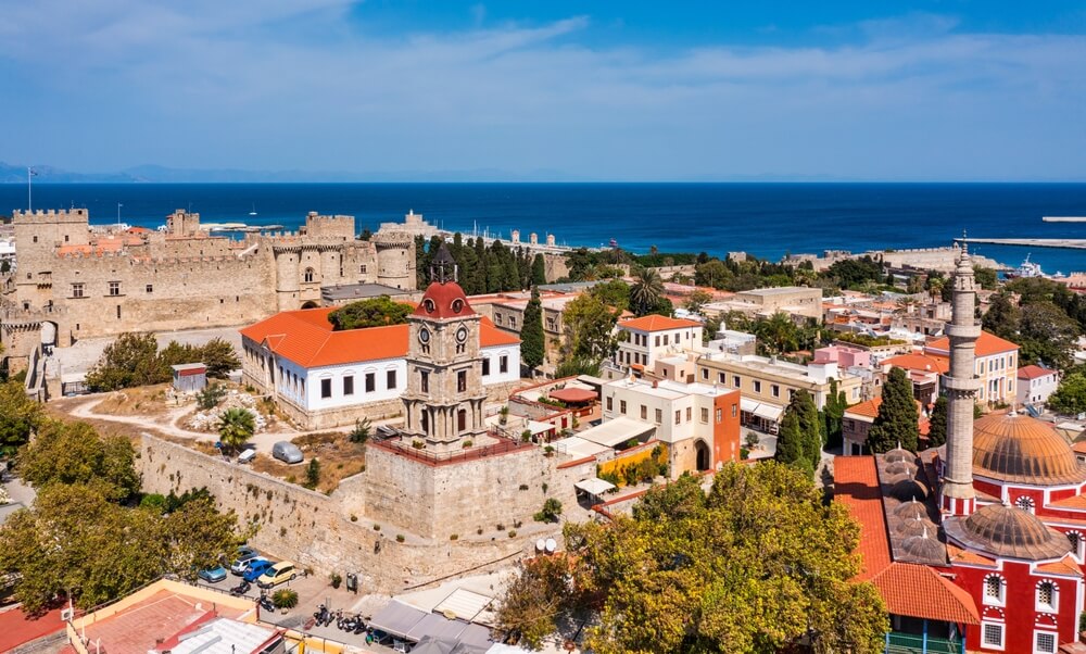 Vue en hauteur sur la Ville médiévale de Rhodes ©Shutterstock