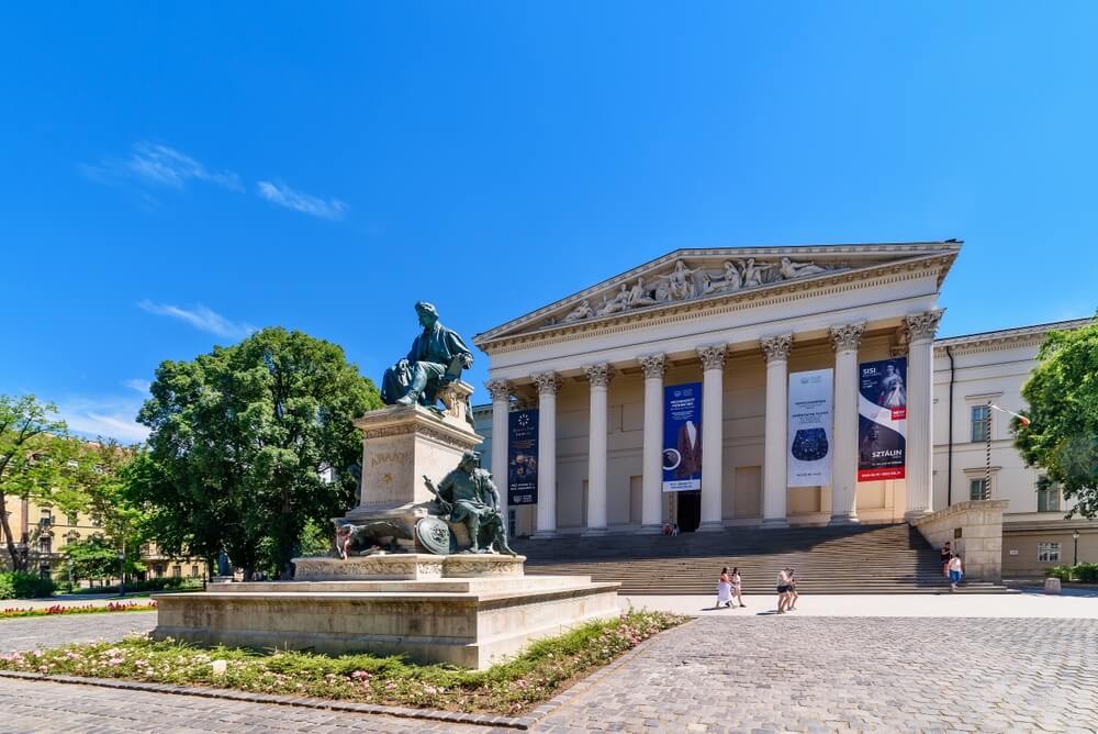 Le Musée National Hongrois, musée national de l'histoire, de l'art et de l'archéologie de la Hongrie ©Shutterstock