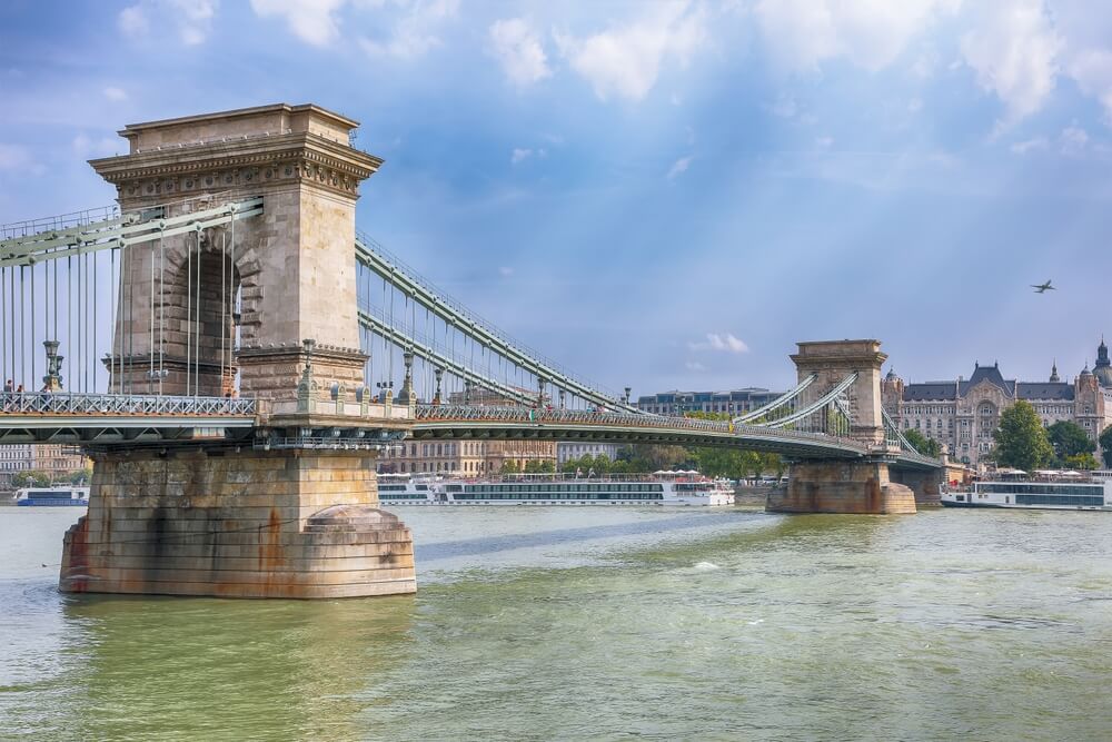 Le Pont des Chaînes, enjambant le Danube ©Shutterstock
