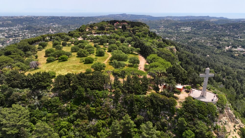 Le sommet du Mont Filerimos avec sa croix monumentale et son ancien monastère ©Shutterstock