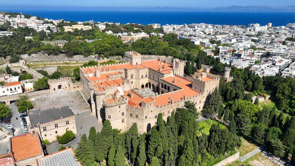 Le Palais de Grand maître, bâtiment emblématique de la vieille ville de Rhodes  ©Shutterstock