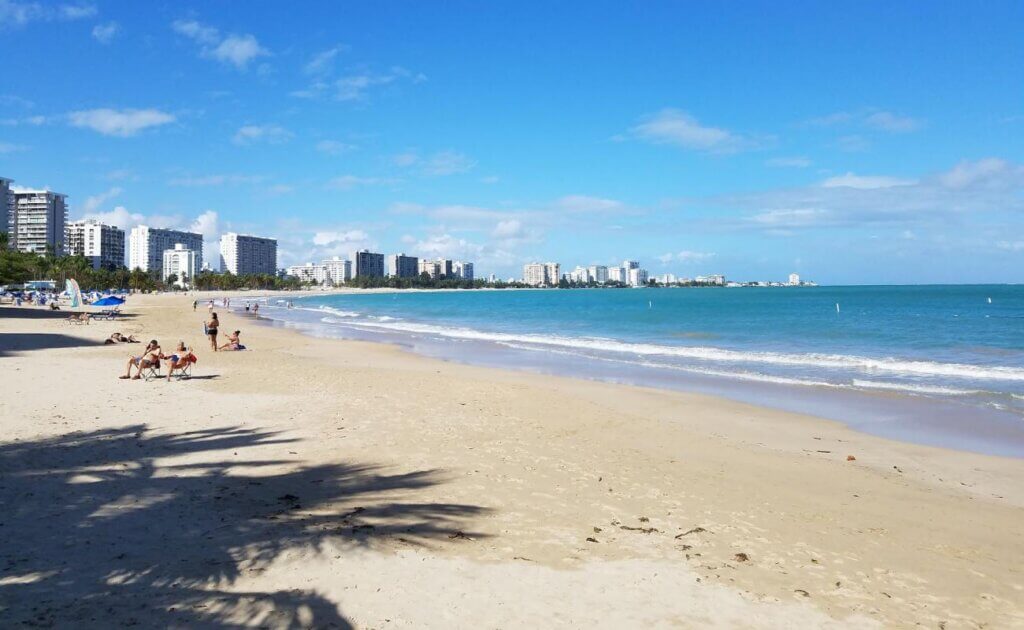 La plage Isla Verde, entre ville et bord de mer, à découvrir à Porto Rico ©BeachSearcher