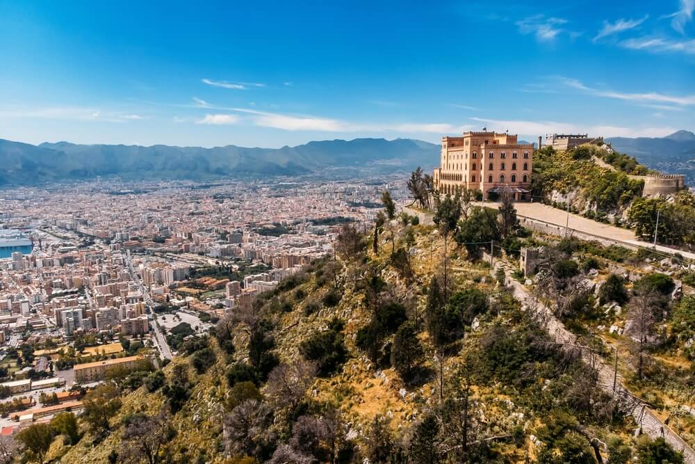 Le Mont Pellegrino et le Castello Utveggio au-dessus de Palerme ©Shutterstock
