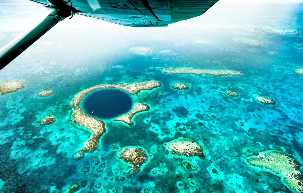 Le surprenant Great Blue Hole au large du Belize ©Shutterstock