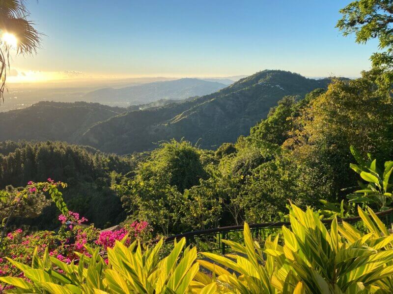Couché de soleil sur la chaîne de montagnes, et la forêt tropicale nationale d'El Yunque à Porto Rico ©Shutterstock