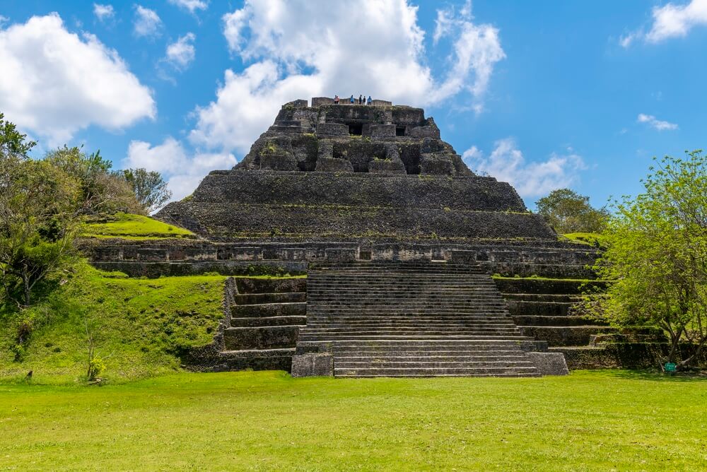 Montez sur la pyramide Maya El Castillo sur le site de Xunantunich ©Shutterstock