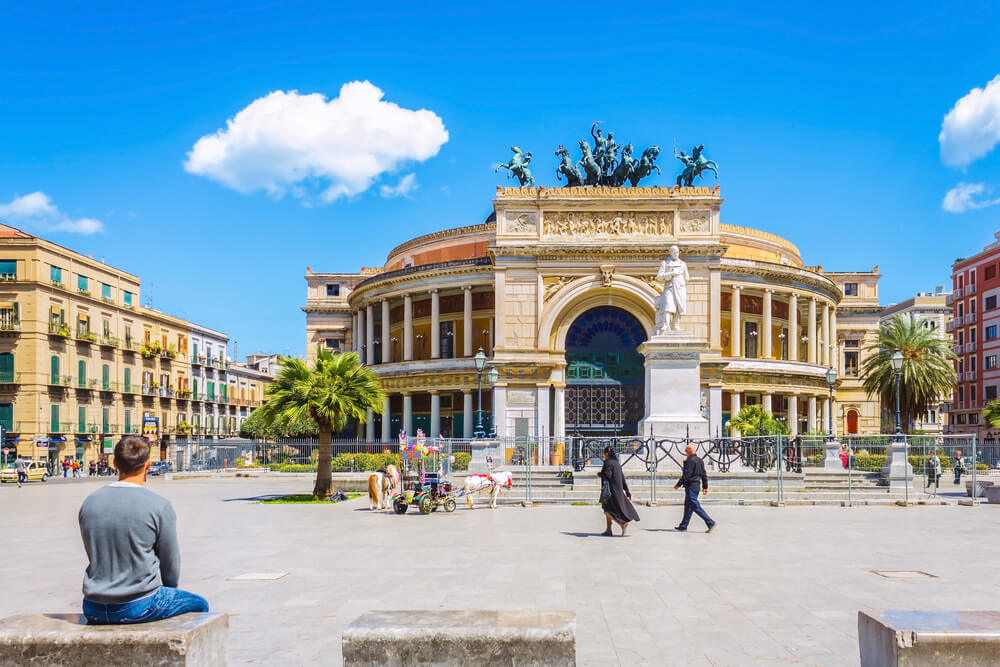 Découvrez l'architecture magnfique du Teatro Politeama Garibaldi à Palerme ©Shutterstock