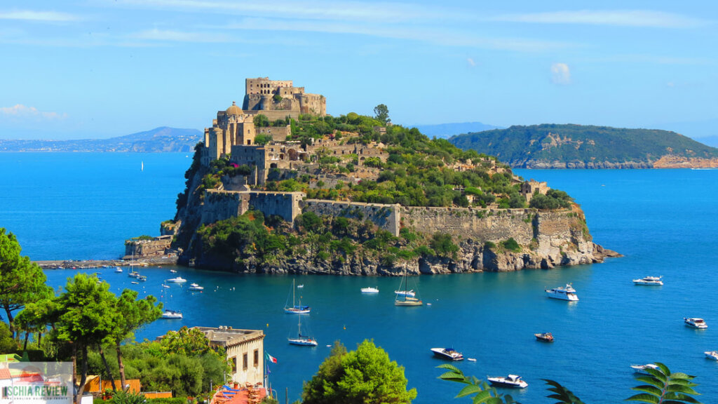 Découvrez Ischia et le Castello Aragonese sur son éperon rocheux dans la mer ©Ischia Review