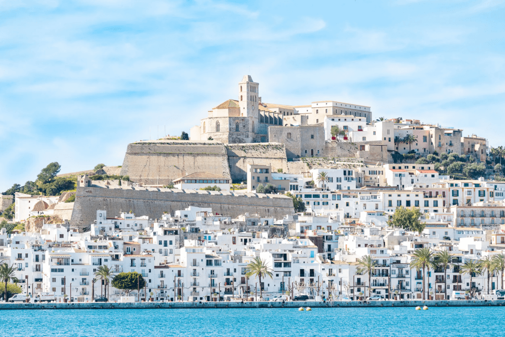 Vue sur Dalt Villa depuis la mer, idéal pour visiter Ibiza © Ibiza Prestige Properties