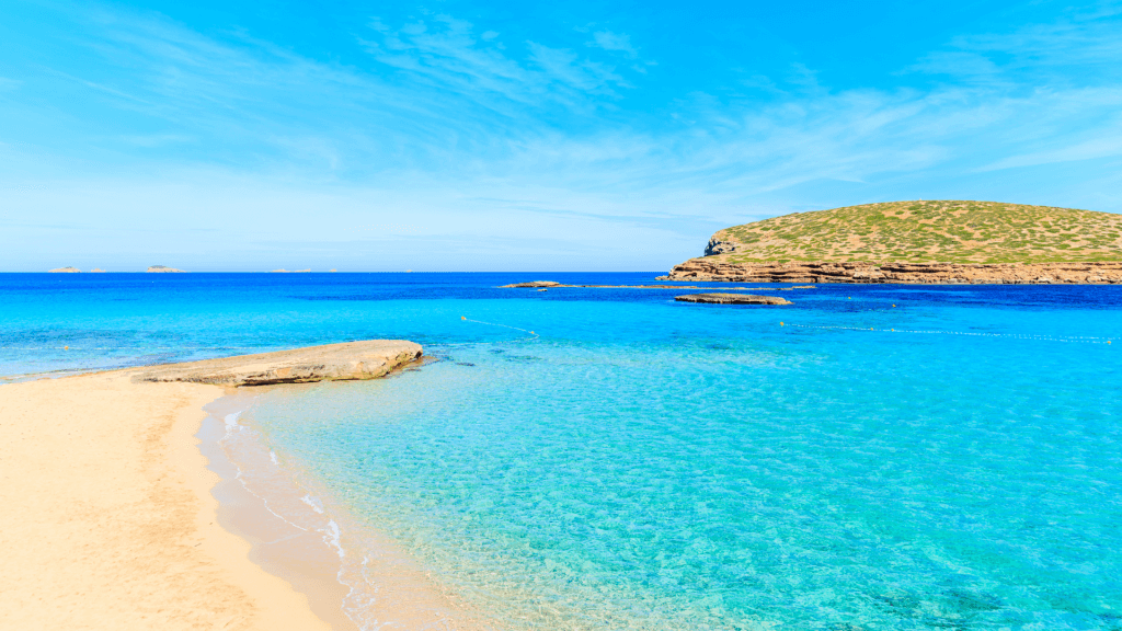 Cala Comte séduit par ses eaux cristallines aux nuances de bleu © Club villamar