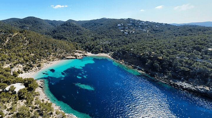 Vue aérienne sur Cala Llentrisca pour visiter Ibiza © Tripadvisor