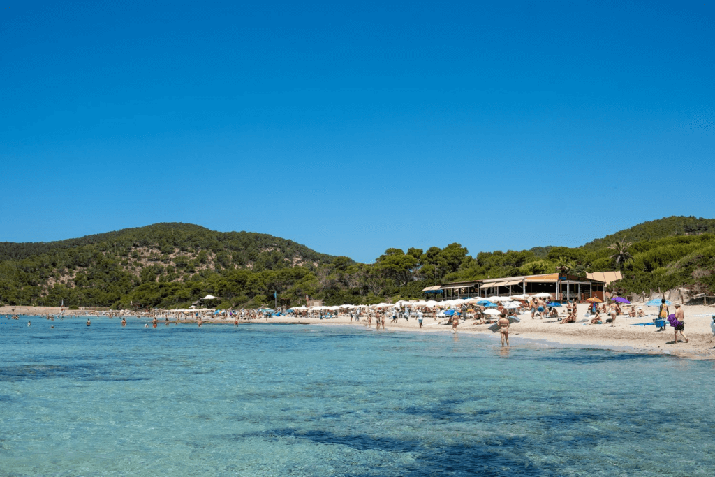 Ses Salines est connue pour son sable blanc et son ambiance animée © Ibiza Spotlight