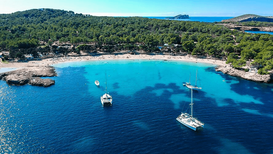 Cala Bassa offre un sable doux et des eaux calmes idéales pour les familles © Ibiza Hoteles