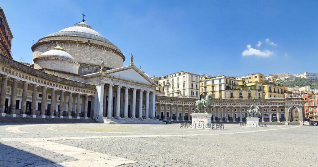 Flânez sur cette grande place, la Piazza del Plebiscito, dominée par la basilique San Francesco di Paola et le Palais Royal ©MyWoWo