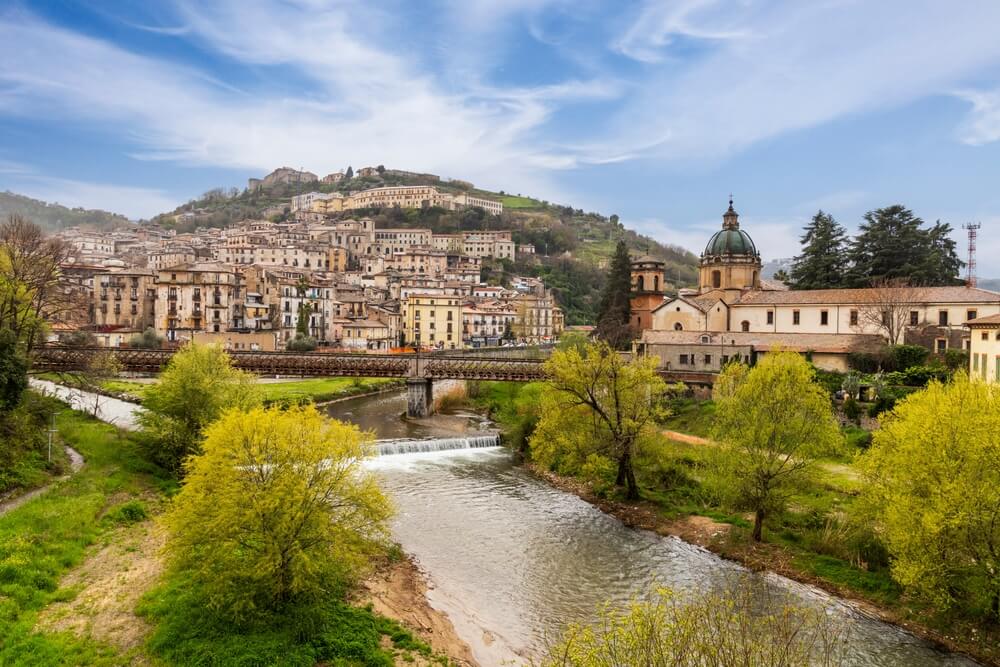 Cosenza, en plein cœur des montagnes de La calabre en Italie ©Shutterstock