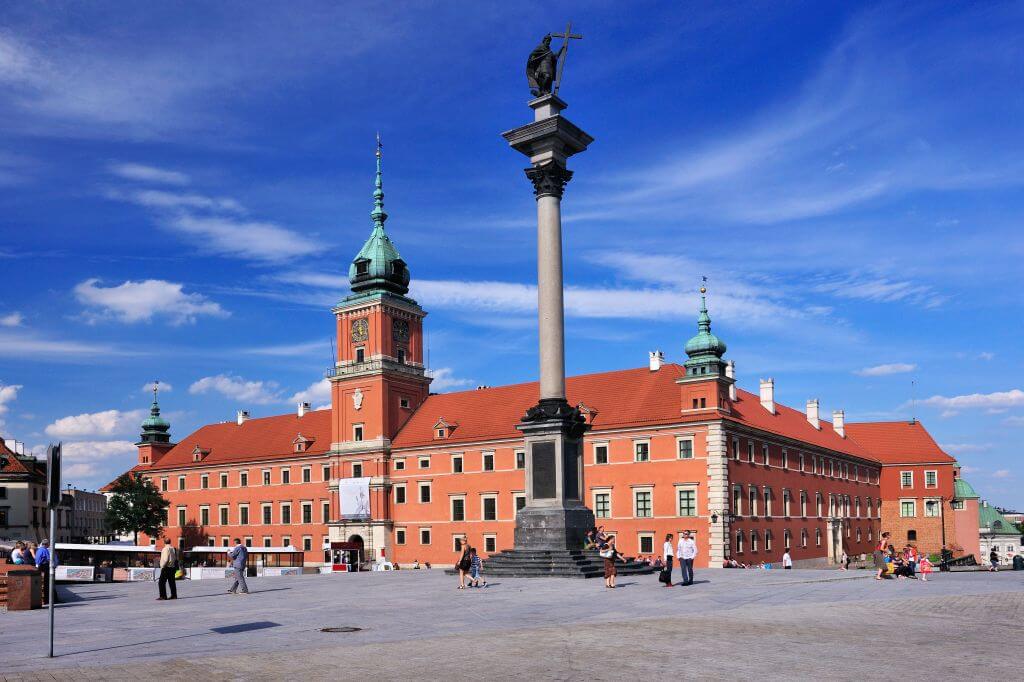 La palais de Varsovie, lieu emblématique reconnaissable à sa couleur rouge ©Shutterstock
