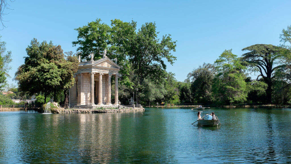 Découvrez le temple d'Esculape, sur le lac du jardin de la villa Borghese ©Rome Hints