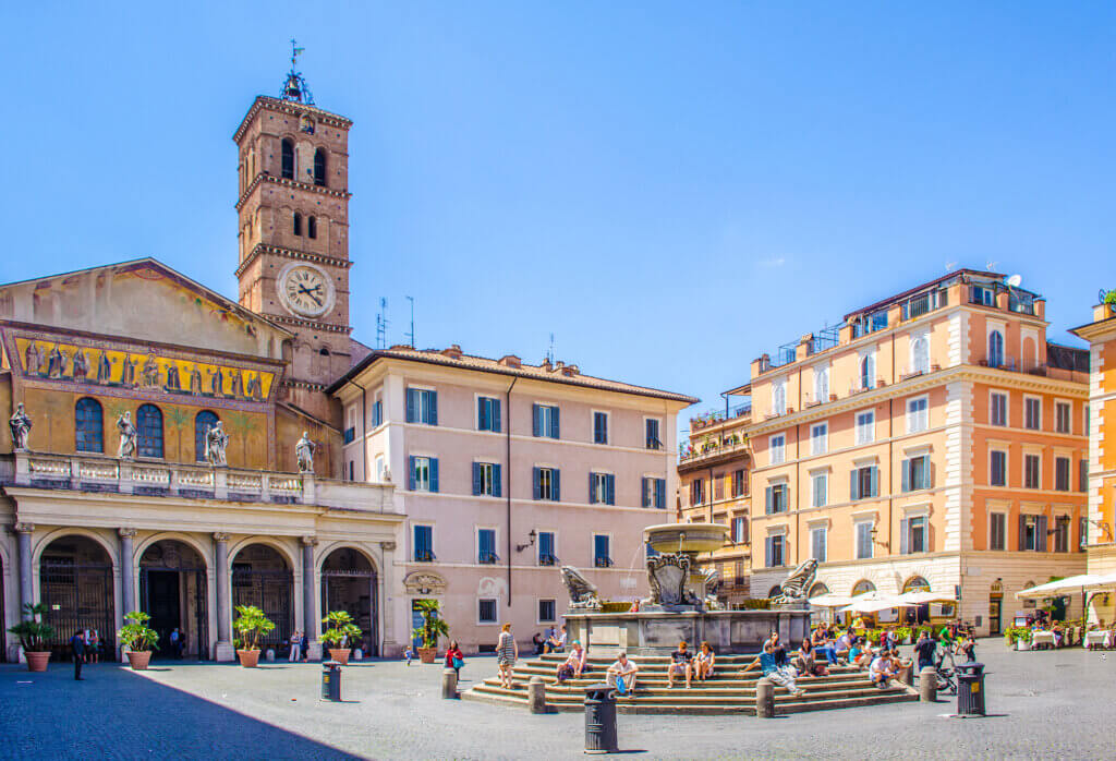 Baladez-vous parmi les terrasses de la Piazza de Santa Maria, coeur du quartier de Trastevere ©AdobeStock