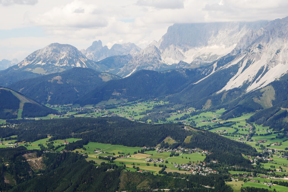 Arpentez l'impressionnant massif du Dachstein en Autriche ©Shutterstock