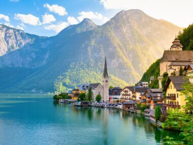Découvrez le village féerique Hallstatt en Autriche ©Shutterstock
