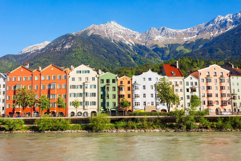 Arpentez les maisons colorées au bord de l'Inn, à Innsbrück ©Shutterstock