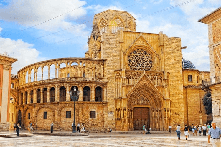 la Cathédrale de Valence est située entre la Plaza de la Reina et la Plaza de la Virgen © Easyvoyage