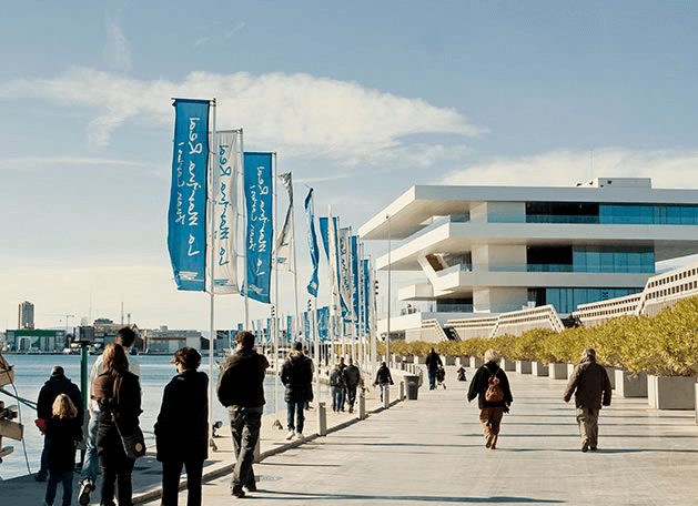 La Marina Real Juan Carlos I, voisine du port, est un espace contemporain dédié aux loisirs et aux événements sportifs © Valencia Ciudad del Running